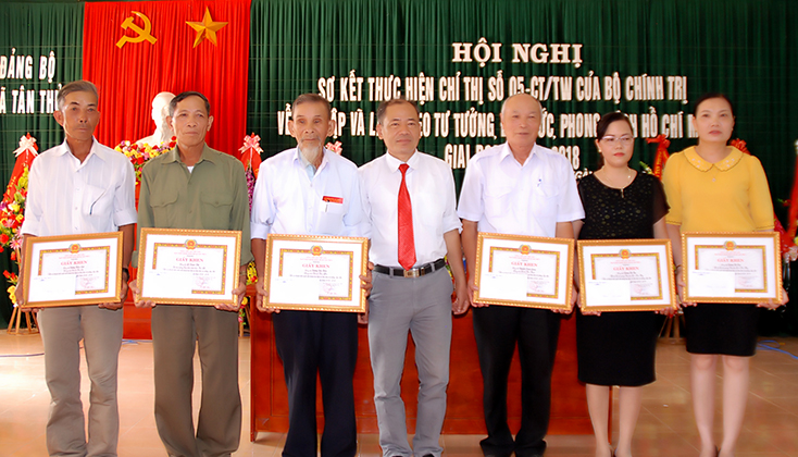 Đảng bộ xã Tân Thủy khen thưởng cho các tập thể, cá nhân có thành tích xuất sắc trong thực hiện Chỉ thị 05.