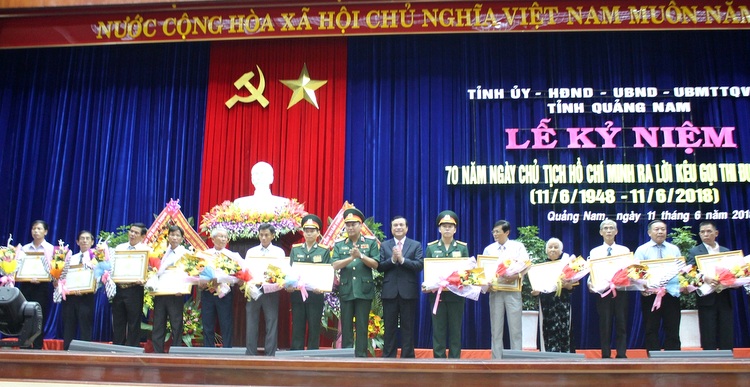 T                hừa ủy quyền của Chủ tịch nước, Phó Bí thư Thường trực             Tỉnh ủy Quảng Nam Phan Việt Cường trao danh hiệu Anh hùng