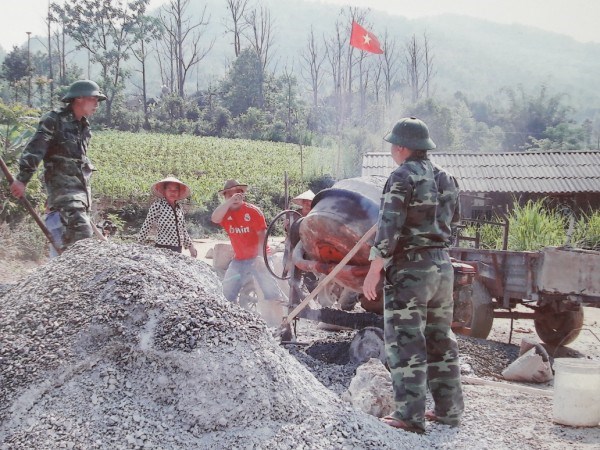 Cán bộ, chiến sĩ Đồn Biên phòng Xuân Trường giúp dân làm đường nông thôn.