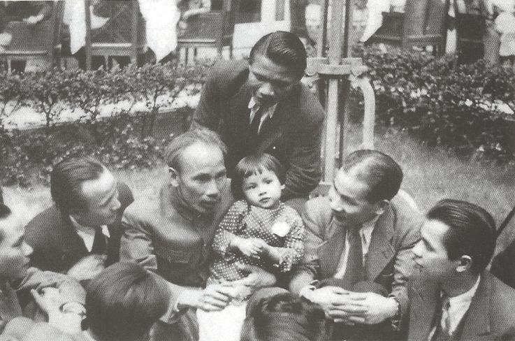 Chủ tịch Sài Gòn chạm chán Việt kiều bên trên Pháp, năm 1946. (Nguồn: Tài liệu tàng trữ Sở Ngoại giao)