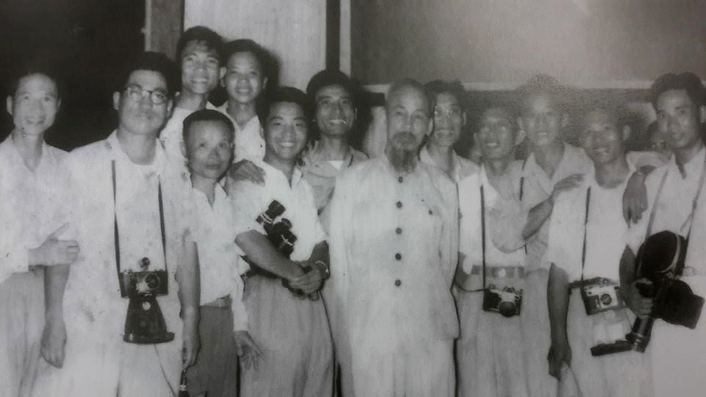 Chủ tịch Sài Gòn với những Đạo trình diễn, Quay phim, Diễn viên... bên trên Xưởng phim thủ đô - Hãng phim truyền hình nước ta năm 1963. (Ban Quản lý Lăng Chủ tịch Hồ Chí Minh)