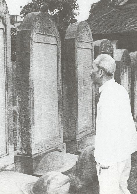 Chủ tịch Sài Gòn thăm hỏi Văn Miếu – Văn Miếu, Người coi bia ghi danh những TS trước tiên ở nước ta, ngày 29/1/1960. (Nguồn: Tài liệu tàng trữ Sở Ngoại giao)