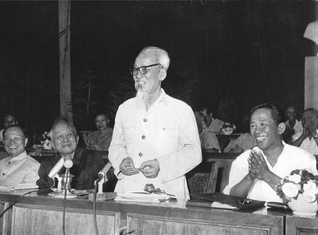 Chủ tịch Sài Gòn và những đồng chí Tôn Đức Thắng, Lê Duẩn, Trường Chinh bên trên phiên mở đầu kỳ họp loại 4, Quốc hội khóa III (20/5/1968)