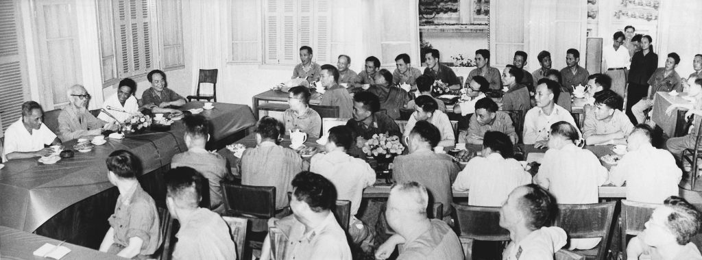 Chủ tịch Sài Gòn với những đồng chí Lê Duẩn, Phạm Văn Đồng, Võ Nguyên Giáp họp mặt những cán cỗ thời thượng toàn quân (11/5/1969)