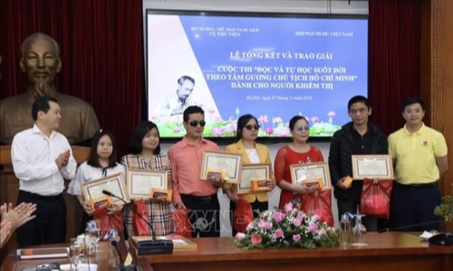 Trao giải Cuộc thi “Đọc và tự học suốt đời theo tấm gương Chủ tịch Hồ Chí Minh” dành cho người khiếm thị