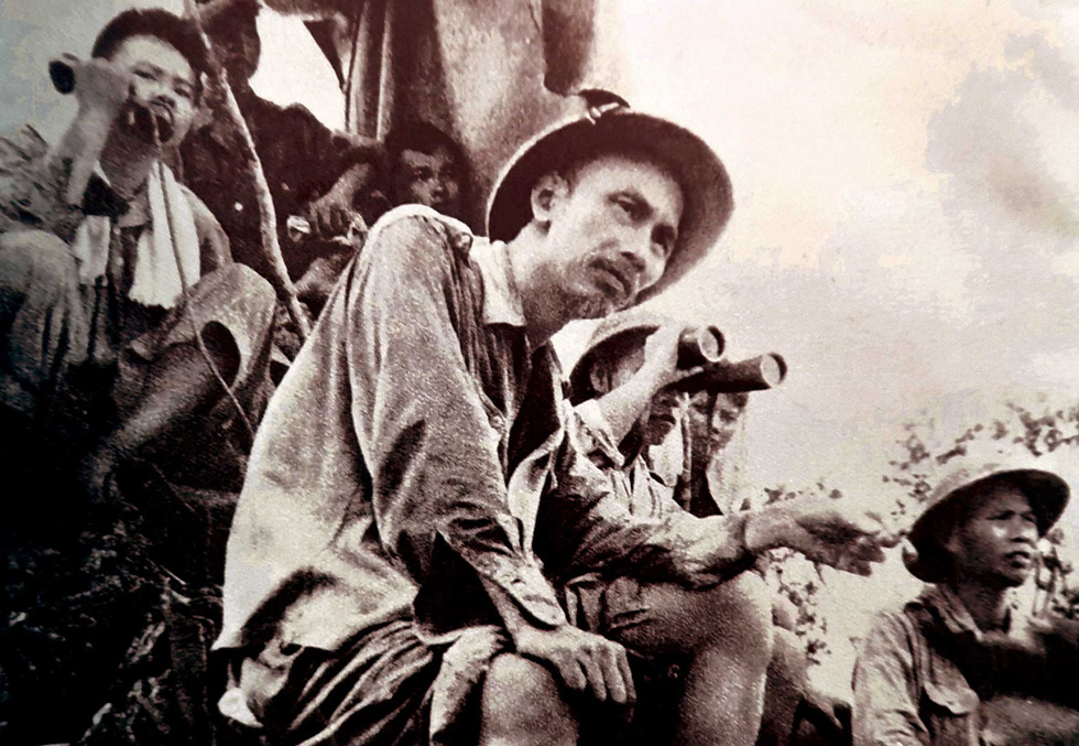 Chủ tịch Hồ Chí Minh trên đài quan sát trận đánh mở màn của bộ đội ở Đông Khê trong Chiến dịch Biên Giới (1950)