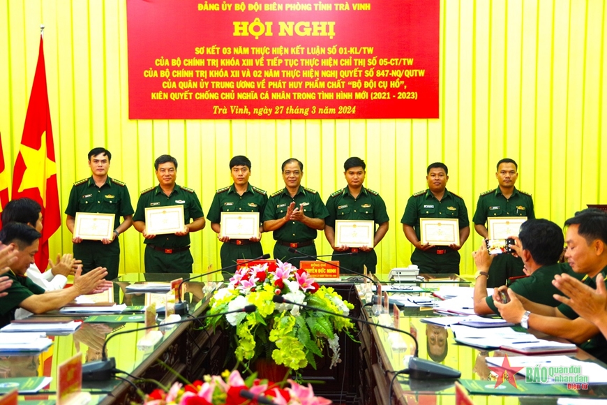 Đại tá Trần Văn Oanh, Phó chính ủy Bộ đội Biên phòng tỉnh Trà Vinh trao giấy khen tặng các cá nhân điển hình tiên tiến.