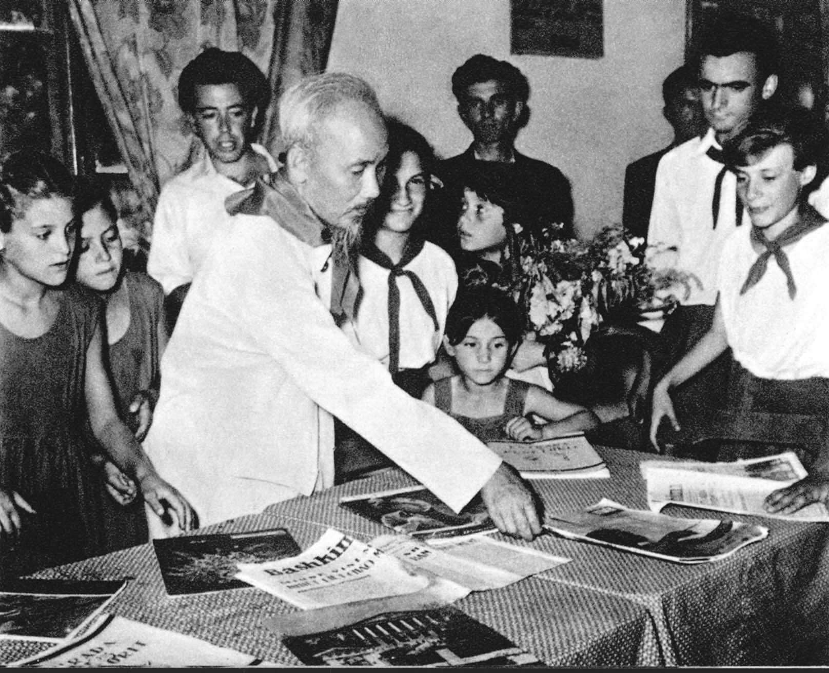 Chủ tịch Hồ Chí Minh sang thăm Câu lạc bộ thiếu nhi ở Tirana trong dịp Người sang thăm hữu nghị nước Cộng hòa nhân dân Abani (8/1957)