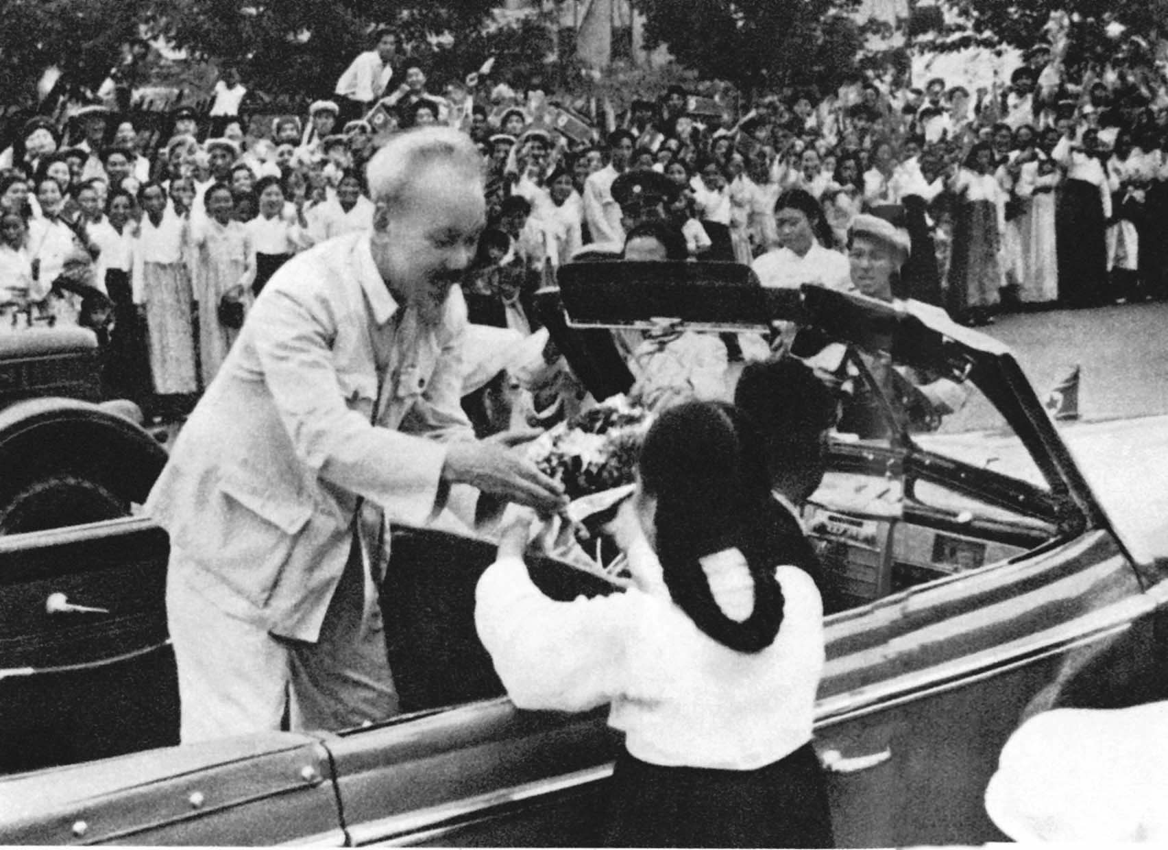 Nhân dân Thủ đô Bình Nhưỡng đón mừng Chủ tịch Hồ Chí Minh sang thăm hữu nghị nước Cộng hòa dân chủ nhân dân Triều Tiên (8/7/1957)