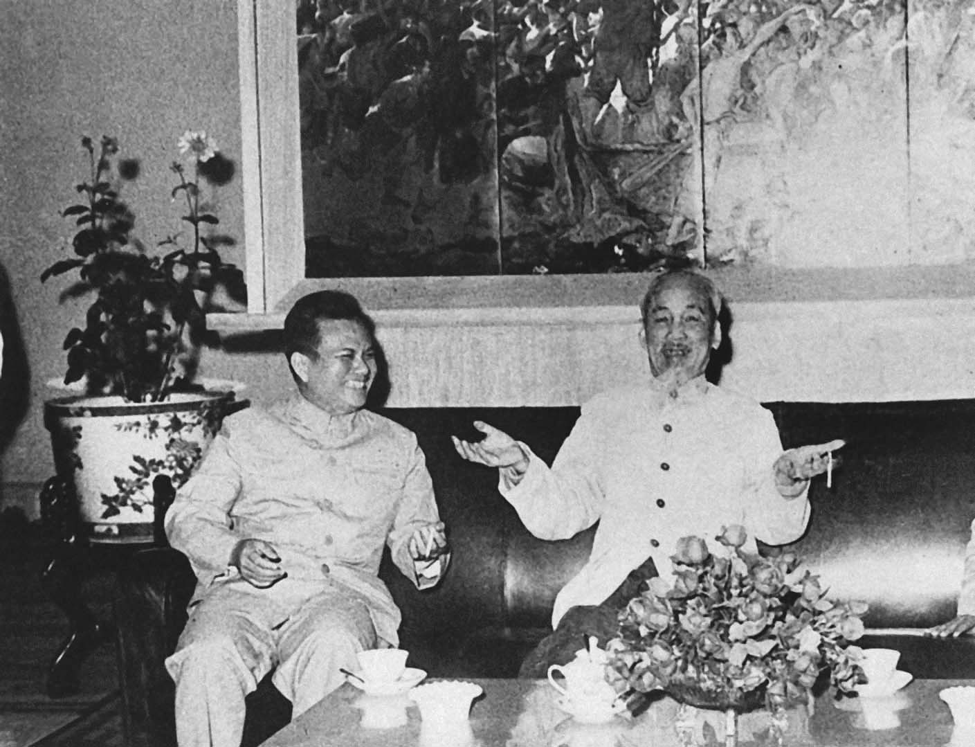 Chủ tịch Hồ Chí Minh và đồng chí Cayxỏn Phômvihản, Chủ tịch nước Cộng hòa dân chủ nhân dân Lào (8/2/1966)