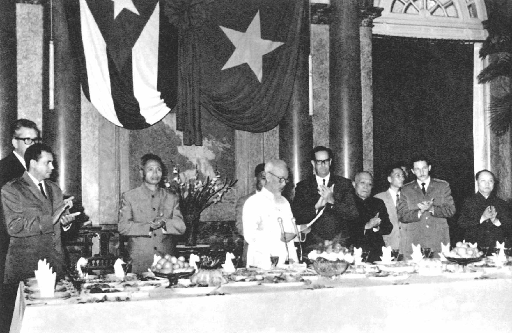 Chủ tịch Hồ Chí Minh đọc diễn văn chào mừng Đoàn đại biểu Chính phủ nước Cộng hòa Cuba do Tổng thống Đoócticốt Tôrađô dẫn đầu sang thăm Việt Nam (29/10/1966)
