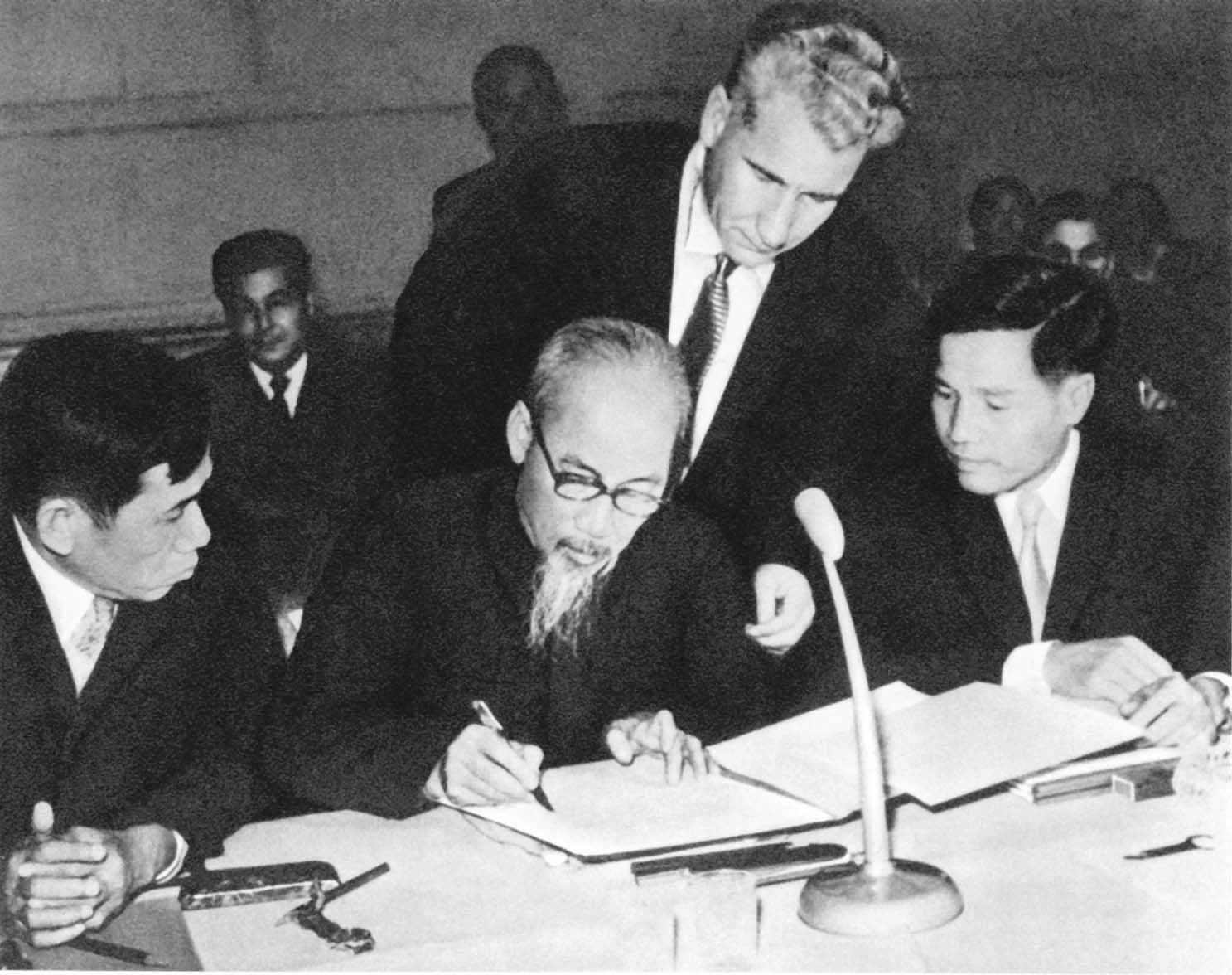 Chủ tịch Hồ Chí Minh ký tuyên bố chung tại Hội nghị 81 Đảng Cộng sản và Công nhân quốc tế họp ở Mátxcơva (11/1960)