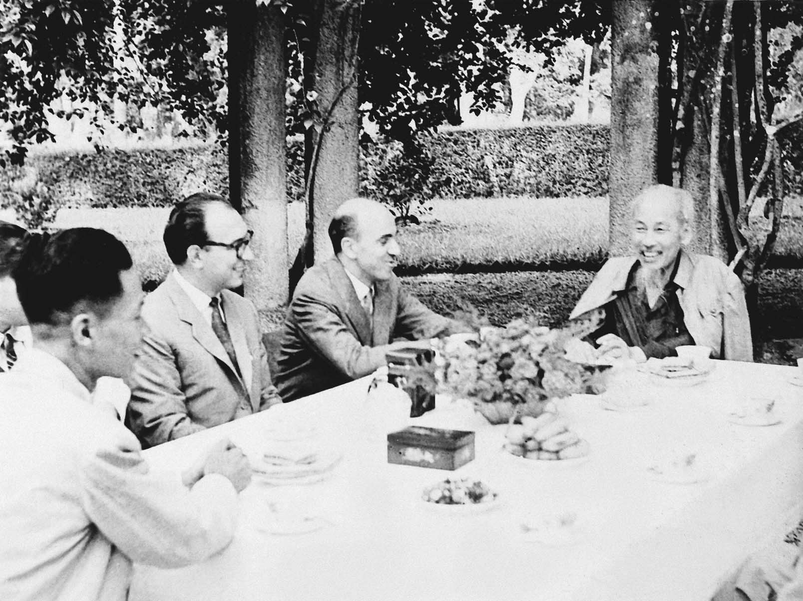 Chủ tịch Hồ Chí Minh tiếp đoàn nhà báo L’Unita của Đảng Cộng sản Italia (12/5/1959)