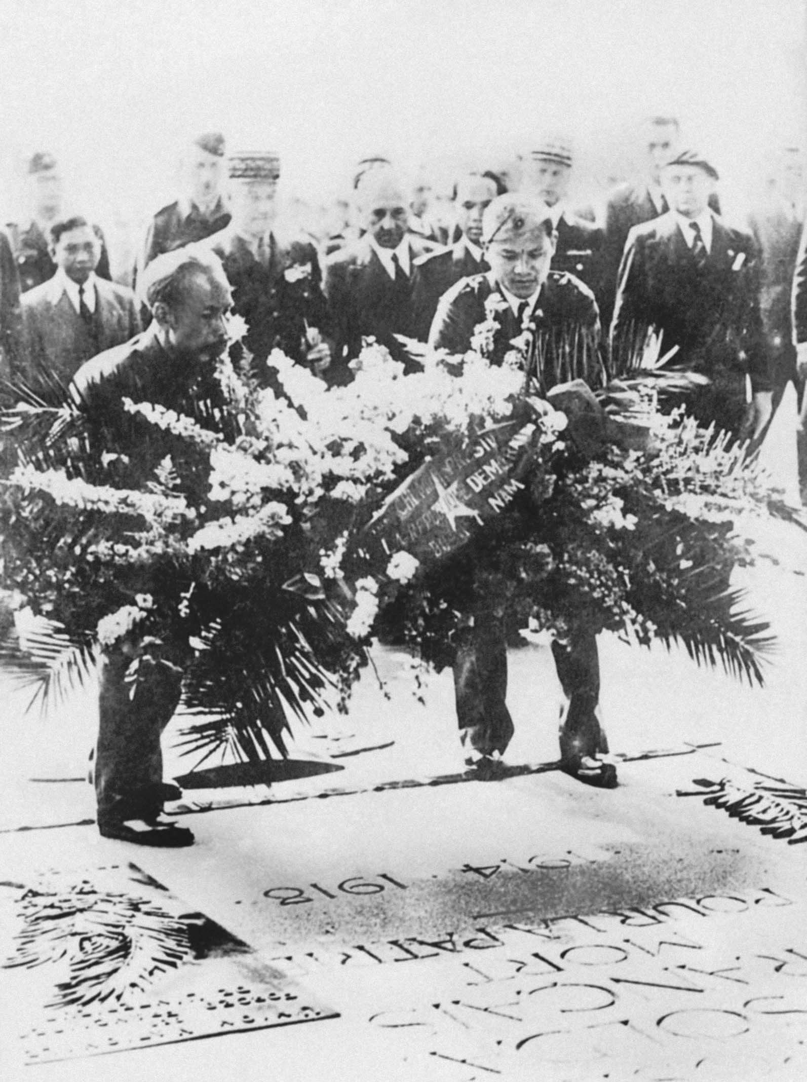 Chủ tịch Hồ Chí Minh đặt vòng hoa viếng các chiến sĩ đấu tranh vì nền độc lập, tự do của nước Pháp ở Khải Hoàn Môn, Pari, Pháp (6/1946)
