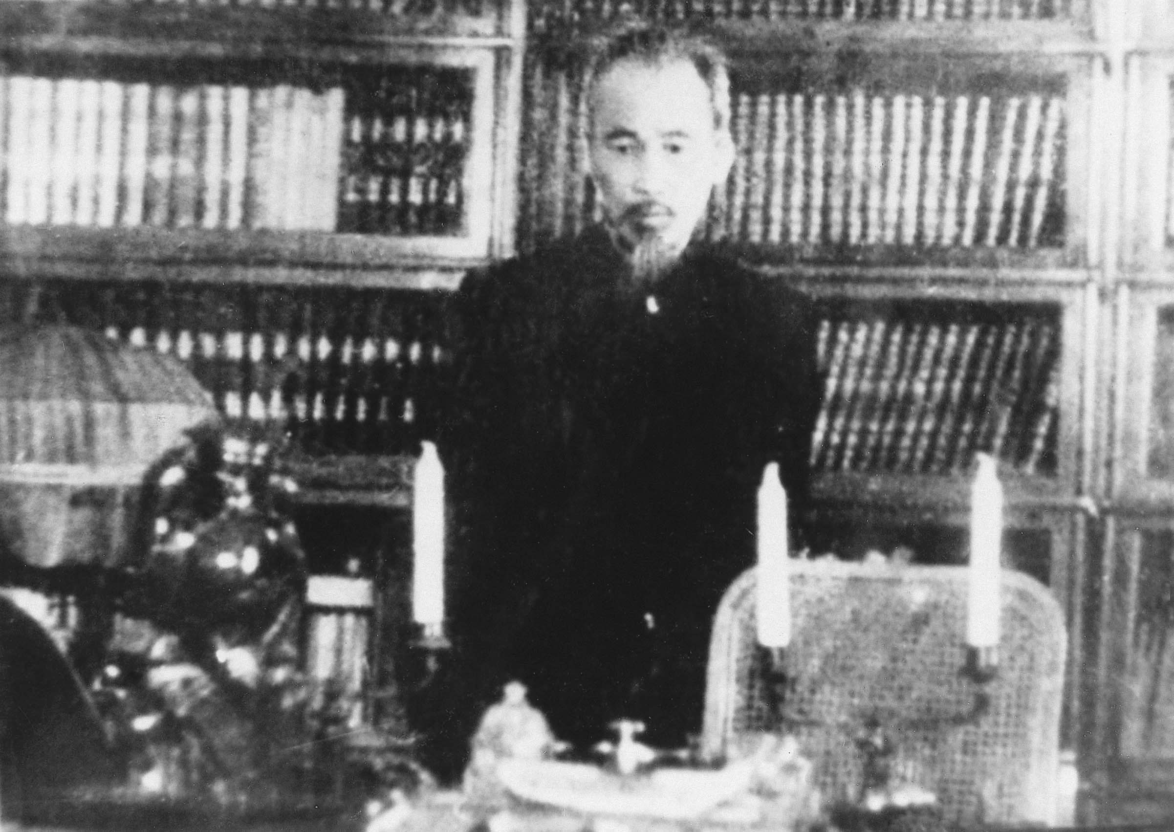 Chủ tịch Hồ Chí Minh thăm phòng làm việc của V.I. Lênin ở Điện Kremli, Liên Xô (13/7/1955)