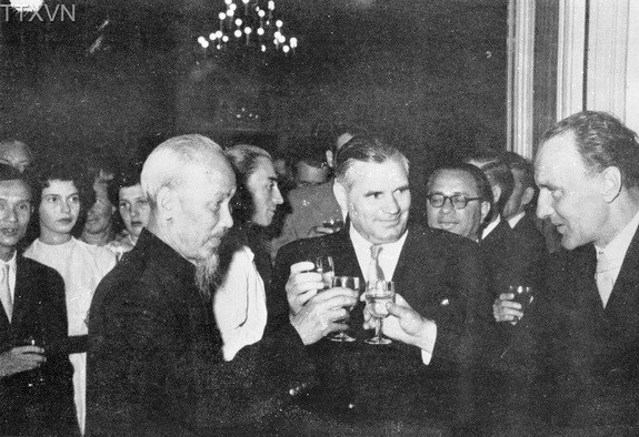 Hồ Chủ tịch và các đồng chí Hungary đứng đầu là đồng chí Iamốt Cađa (1957)