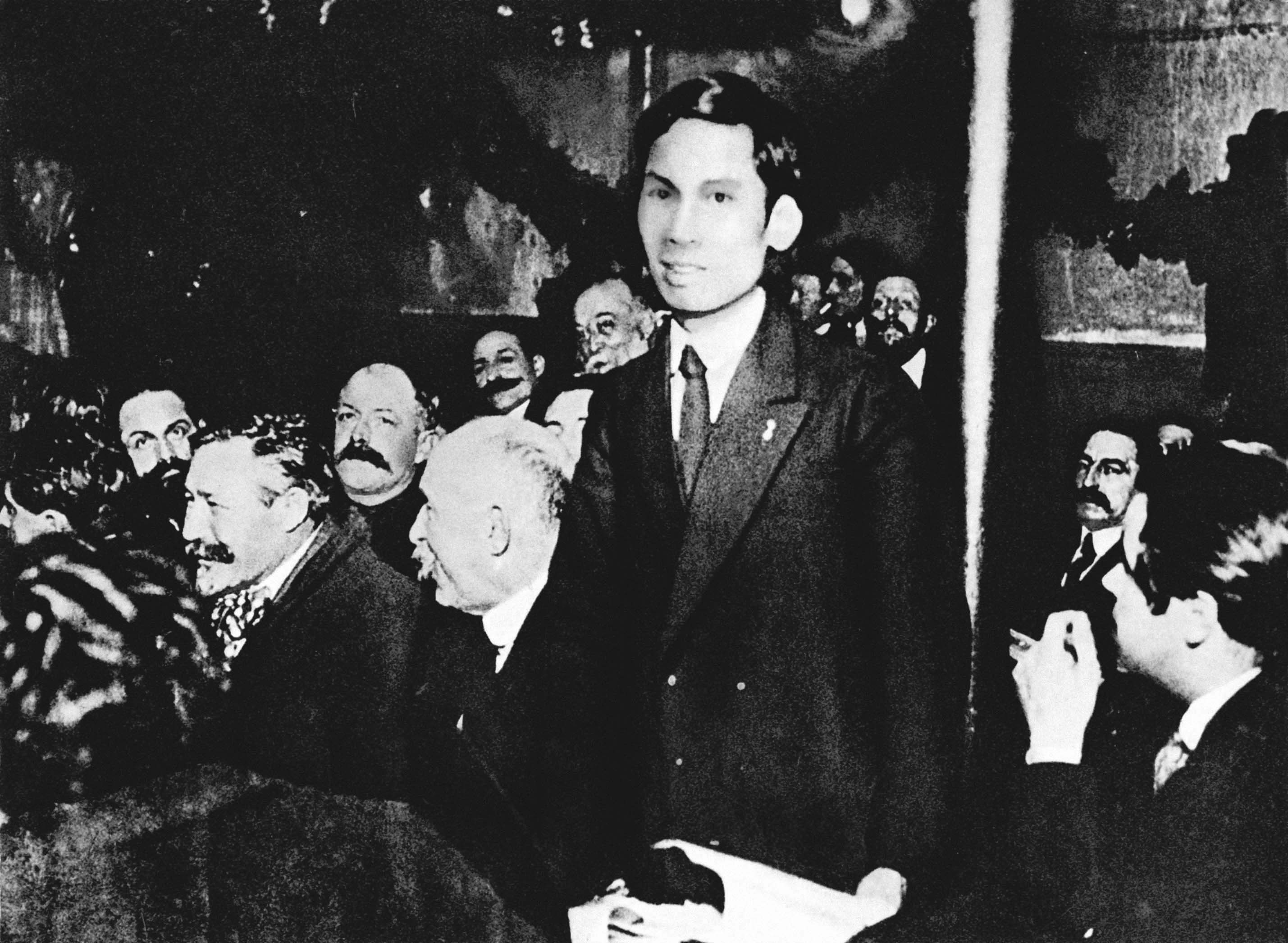 Nguyễn Ái Quốc phát biểu tại Đại hội đại biểu toàn quốc lần thứ 18 Đảng Xã hội Pháp, ủng hộ Luận cương của Lê-nin về vấn đề dân tộc và thuộc địa. Người tham gia sáng lập Đảng Cộng sản Pháp và trở thành người cộng sản Việt Nam đầu tiên (12/1920)