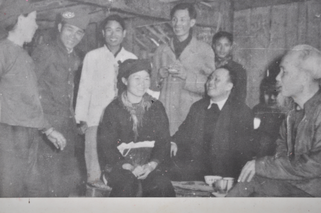 Chủ tịch Hồ Chí Minh thăm gia đình Cụ Dương Văn Đình (20-02-1961)