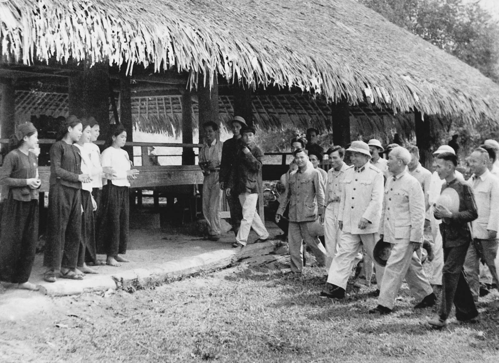 Chủ tịch Hồ Chí Minh thăm lại đình Tân Trào, nơi Người đã chù trì Quốc dân Đại hội, quyết định Tổng khởi nghĩa tháng Tám năm 1945, bầu ra Ủy ban dân tộc giải phóng (20/3/1961)