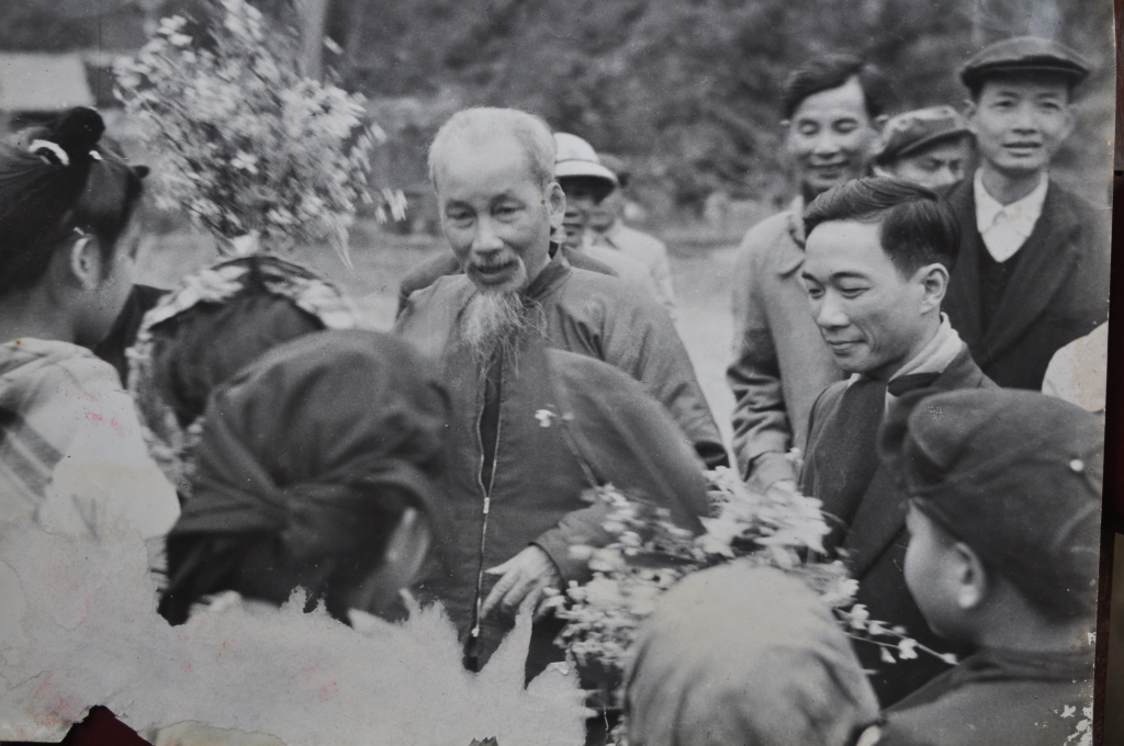 Các cháu Thiếu niên tặng hoa Chủ tịch Hồ Chí Minh (20-02-1961)
