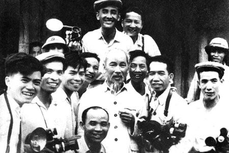 Chủ tịch Hồ Chí Minh với các nghệ sĩ nhiếp ảnh. (Ban Quản lý Lăng Chủ tịch Hồ Chí Minh)