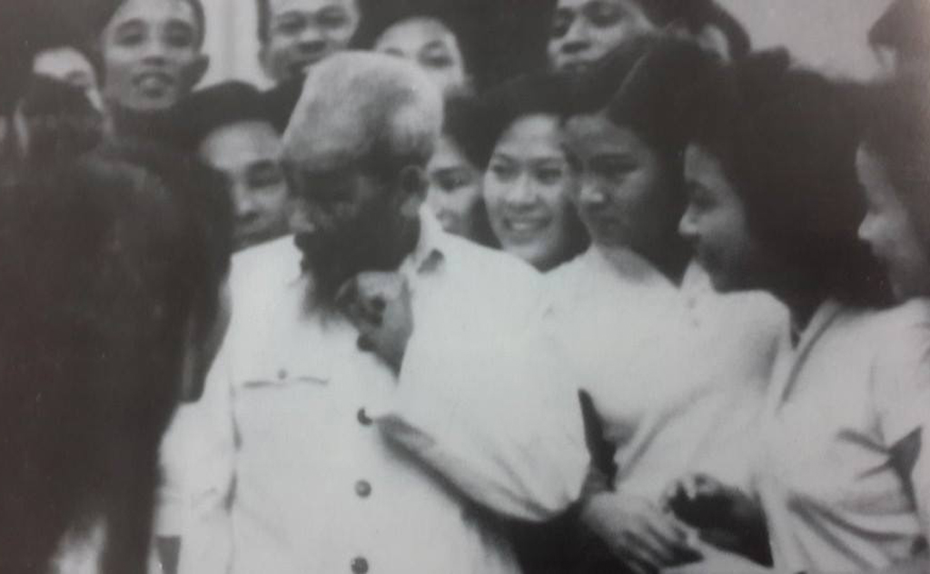 Chủ tịch Hồ Chí Minh căn dặn các Diễn viên Khóa I đang luyện tập tại Xưởng phim Hà Nội (Hãng phim truyện Việt Nam sau này) năm 1961. (Ban Quản lý Lăng Chủ tịch Hồ Chí Minh)