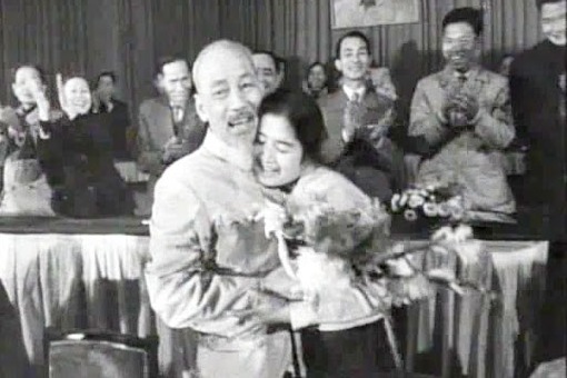 Nghệ sĩ nhân dân Trà Giang chụp cùng Bác Hồ tại Đại hội văn nghệ toàn quốc lần thứ 3 năm 1962. (Ban Quản lý Lăng Chủ tịch Hồ Chí Minh)