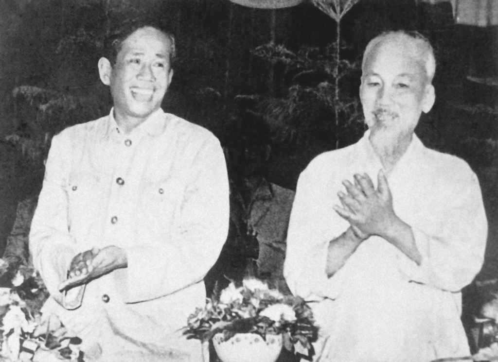 Chủ tịch Hồ Chí Minh cùng đồng chí Lê Duẩn