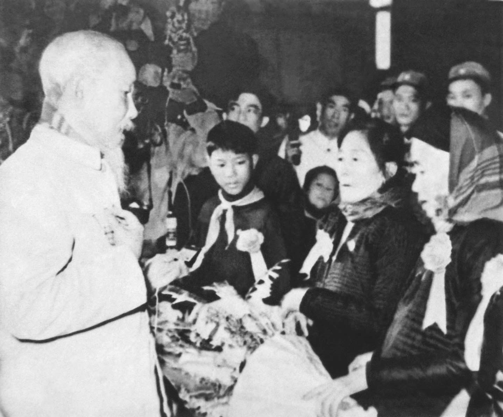 Chủ tịch Hồ Chí Minh hỏi chuyện mẹ Nguyễn Thị Suốt, người anh hùng đã chèo đò đưa bộ đội qua sông Nhật Lệ, tỉnh Quảng Bình, dưới bom đạn Mỹ (30/12/1966)