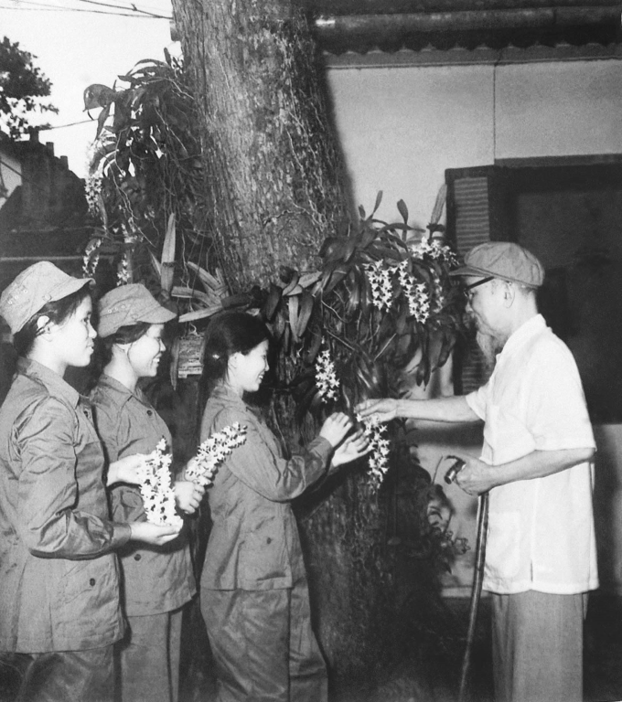 Người tặng hoa cho ba nữ dân quân Quảng Bình, Vĩnh Linh (24/9/1968)
