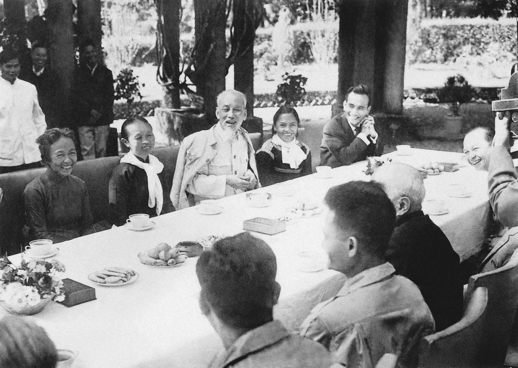 Chủ tịch Hồ Chí Minh tiếp Đoàn đại biểu Mặt trận dân tộc giải phóng miền Nam ra dự Hội nghị Quốc tế đoàn kết với nhân dân Việt Nam chống đế quốc Mỹ xâm lược, bảo vệ hòa bình (24/11/1964)
