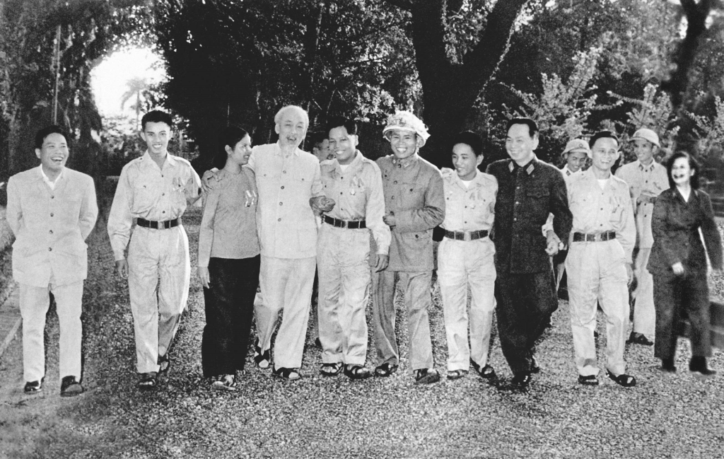 Chủ tịch Hồ Chí Minh với Đoàn đại biểu Anh hùng, chiến sĩ thi đua các lực lượng vũ trang nhân dân giải phóng miền Nam ra thăm miền Bắc (11/11/1965)