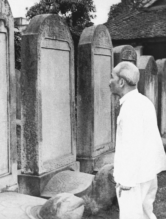 Chủ tịch Hồ Chí Minh thăm Văn Miếu, Quốc Tử Giám. Người xem bia ghi danh các Tiến sĩ đầu tiên ở Việt Nam (29/1/1960)