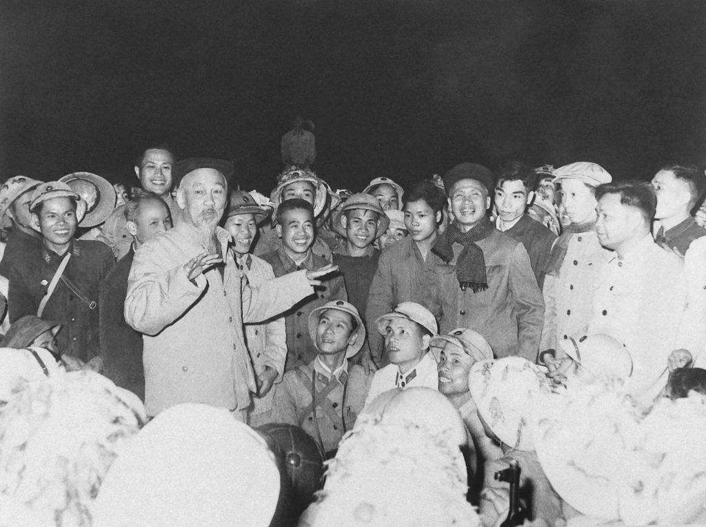 Chủ tịch Hồ Chí Minh và Thủ tướng Phạm Văn Đồng thăm đơn vị bộ đội công binh đang diễn tập bắc cầu phao vượt sông Hồng ban đêm (5/2/1966)