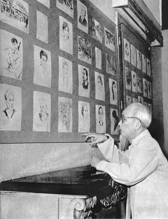 Chủ tịch Hồ Chí Minh xem triển lãm tranh của các họa sĩ từ chiến trường miền Nam gửi ra (24/10/1966)