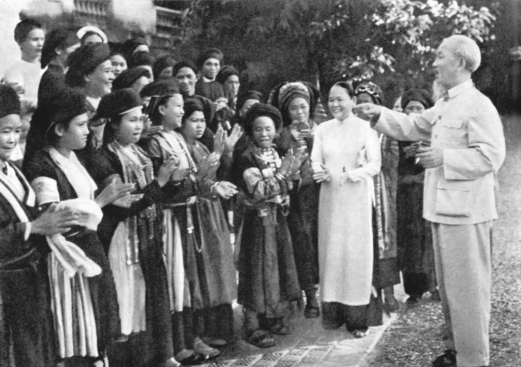 Đại biểu phụ nữ các dân tộc tỉnh Hà Giang về thăm Hà Nội vui mừng được gặp Chủ tịch Hồ Chí Minh (25/11/1965)
