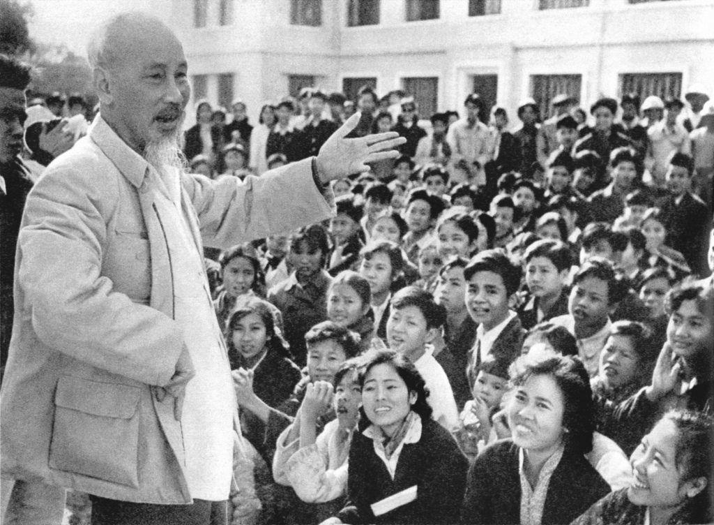 Chủ tịch Hồ Chí Minh nói chuyện với học sinh Trường Nghệ thuật Sân khấu Trung ương ở khu văn công Mai Dịch, Hà Nội (25/11/1961)