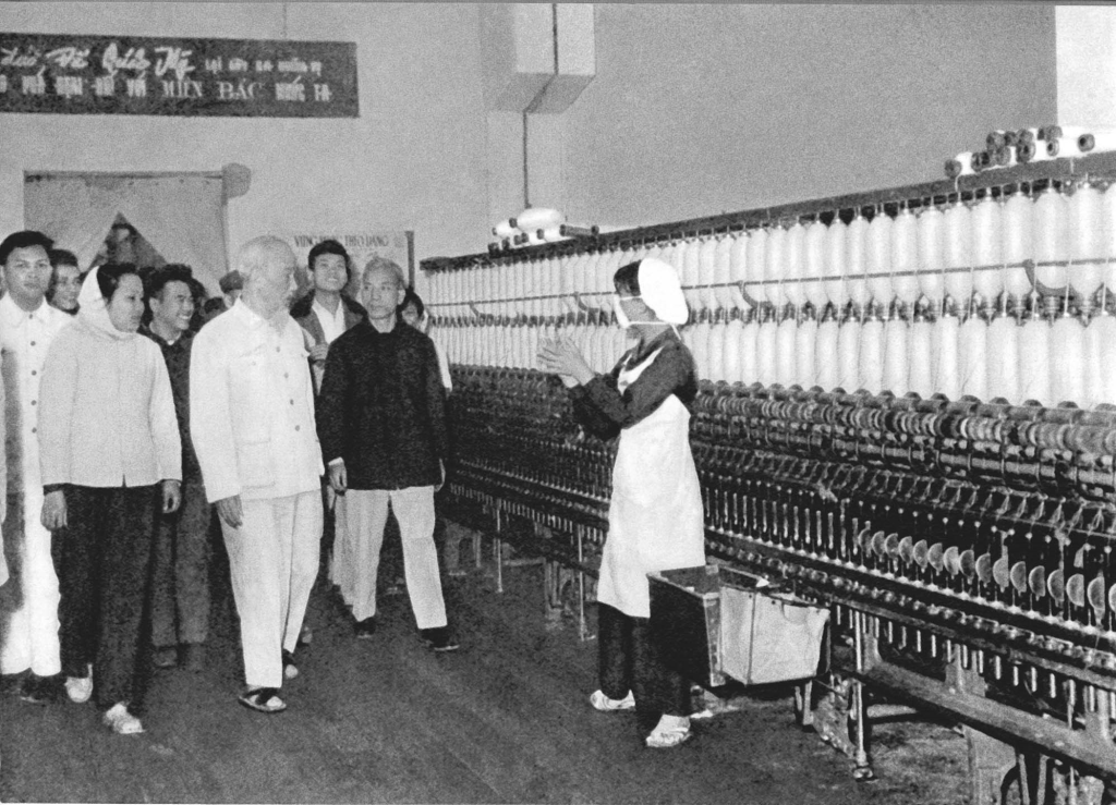 Chủ tịch Hồ Chí Minh thăm Nhà máy dệt 8-3 Hà Nội nhân dịp nhà máy chuẩn bị khánh thành và chính thức bước vào sản xuất (8/3/1965)