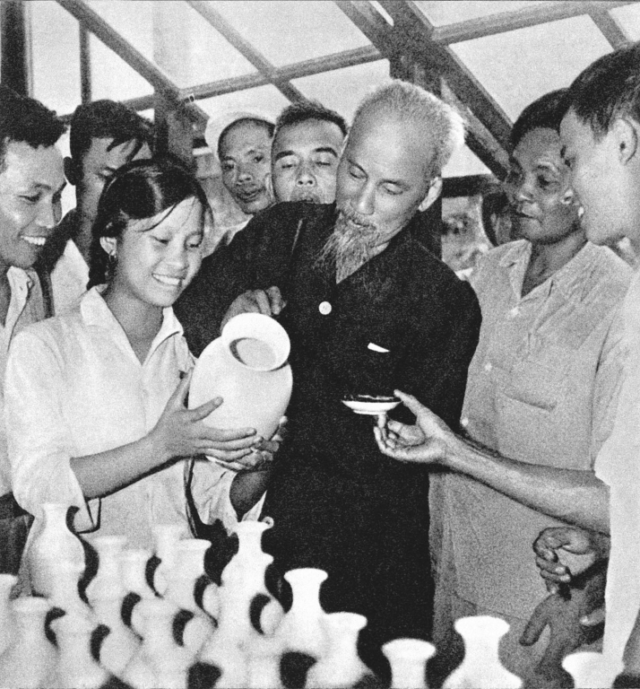 Thăm Nhà máy sứ Hải Dương, Người đề tặng 4 chữ: “Cố gắng, tiến bộ” trên chiếc lọ hoa, sản phẩm của nhà máy (26/7/1962)