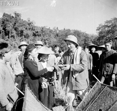 Người đi thăm bà con nông dân tỉnh Bắc Cạn đang thu hoạch lúa mùa năm 1950