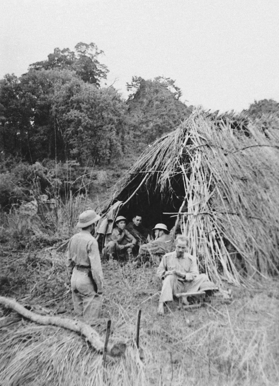 Chủ tịch Hồ Chí Minh trực tiếp chỉ đạo Chiến dịch Biên Giới. Nơi ở của Người di chuyển theo các trận đánh, có khi chỉ là túp lều cỏ dựng tạm vài hôm (1950)
