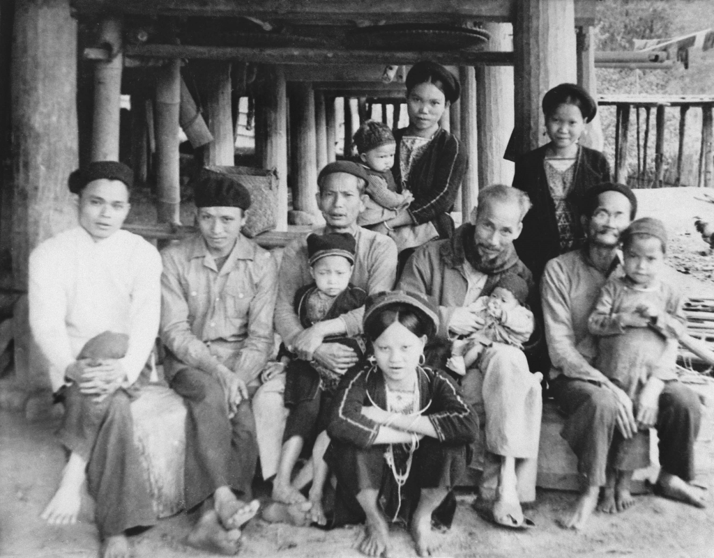 Người thăm một gia đình đồng bào dân tộc Dao ở xã Mỹ Bằng, huyện Yên Sơn, tỉnh Tuyên Quang (1952)