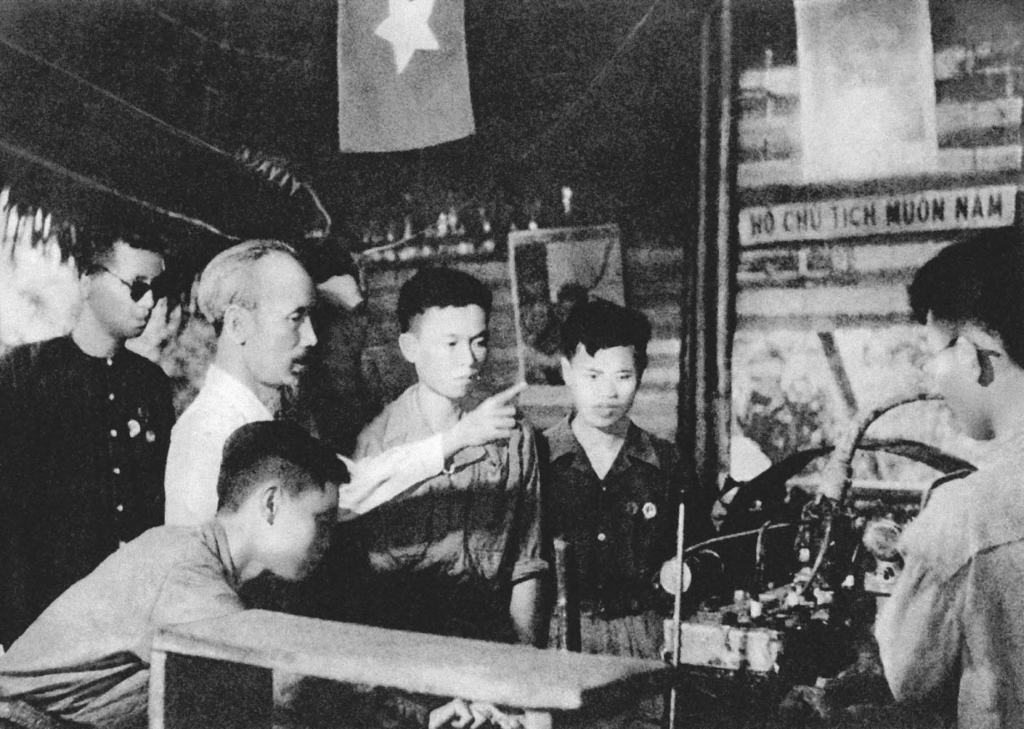 Chủ tịch Hồ Chí Minh thăm xưởng công binh tại căn cứ địa Việt Bắc (2/1951)