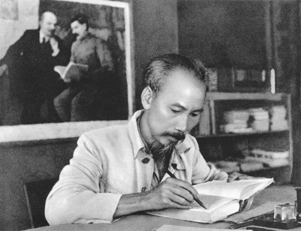 Chủ tịch Hồ Chí Minh trong phòng làm việc của Người tại căn cứ địa Việt Bắc (1951)