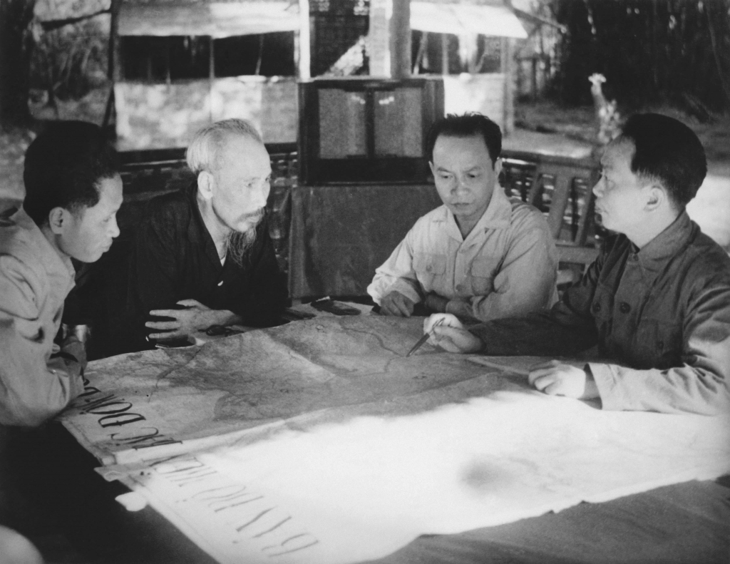 Chủ tịch Hồ Chí Minh và các đồng chí trong Ban Thường vụ Trung ương Đảng họp quyết định mở Chiến cuộc Đông Xuân 1953-1954 và Chiến dịch Điện Biên Phủ (xã Phú Đình, huyện Định Hóa, tỉnh Thái Nguyên cuối năm 1953)