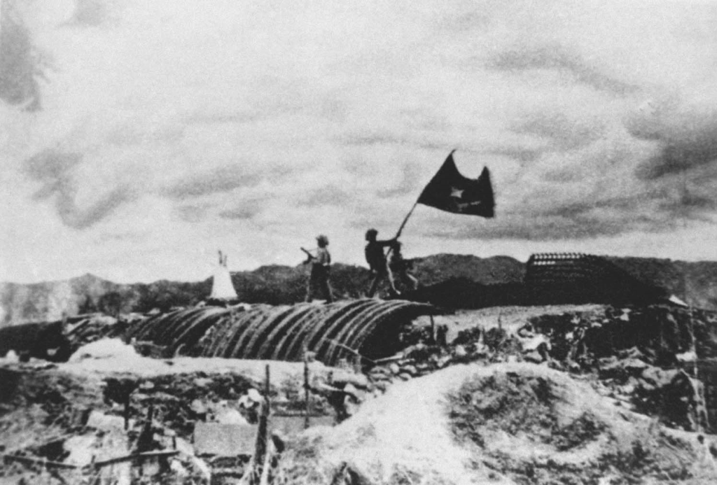Sau 56 ngày đêm chiến đấu, ngày 7 tháng 5 năm 1954, quân ta toàn thắng ở Điện Biên Phủ. Lá cờ quyết chiến quyết thắng của Chủ tịch Hồ Chí Minh tặng các đơn vị tham gia Chiến dịch Điện Biên Phủ tung bay trên nóc hầm chỉ huy của địch