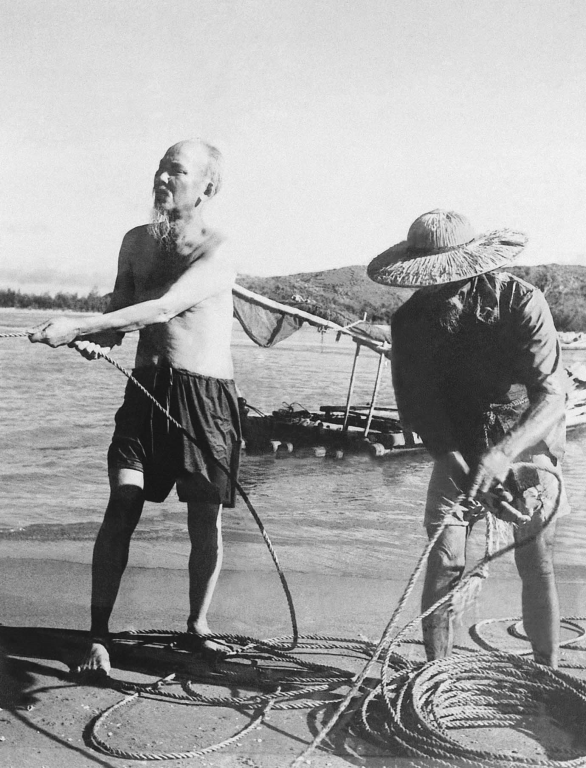 Người cùng kéo lưới với bà con ngư dân ở vùng biển Sầm Sơn, tỉnh Thanh Hóa (7/1/1960)