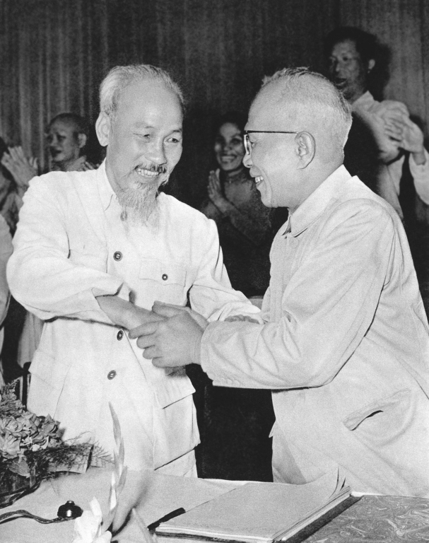 Chủ tịch Hồ Chí Minh chúc mừng cụ Tôn Đức Thắng được bầu làm Phó Chủ tịch nước Việt Nam Dân chủ Cộng hòa tại kỳ họp thứ nhất, Quốc hội khóa II (7/1960)