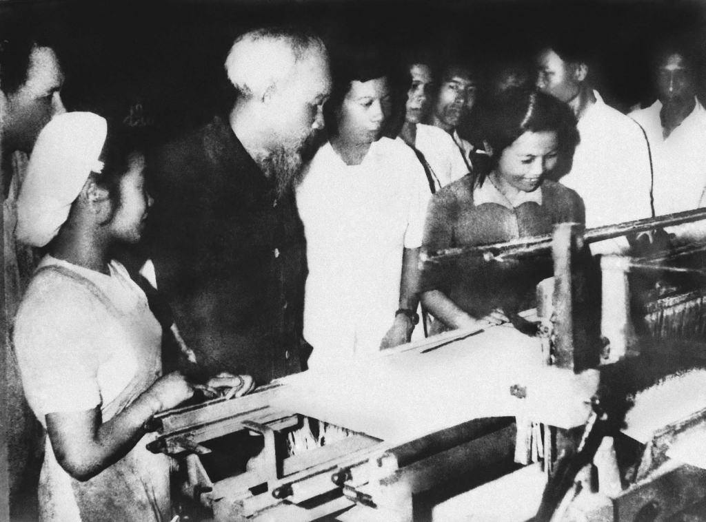 Chủ tịch Hồ Chí Minh thăm cán bộ công nhân Nhà máy liên hợp dệt Nam Định đang phấn đấu thi đua thực hiện kế hoạch Nhà nước 5 năm lần thứ nhất (21/5/1963)