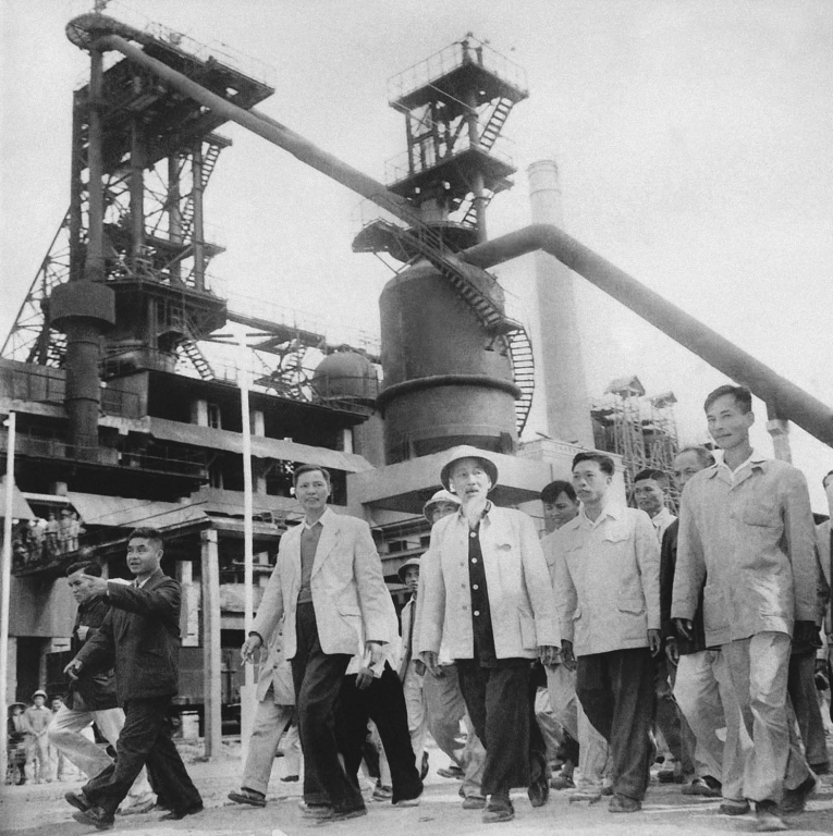 Chủ tịch Hồ Chí Minh thăm khu công nghiệp Liên hợp gang thép Thái Nguyên nhân dịp lò cao số 1 ra mẻ gang đầu tiên (1/1/1964)